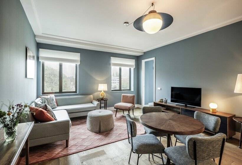 شقة غرفتين, The July   Twenty Eight