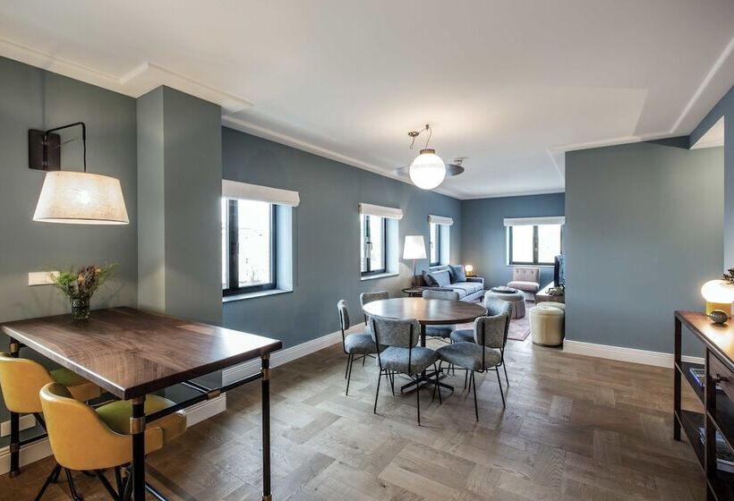 شقة غرفتين, The July   Twenty Eight