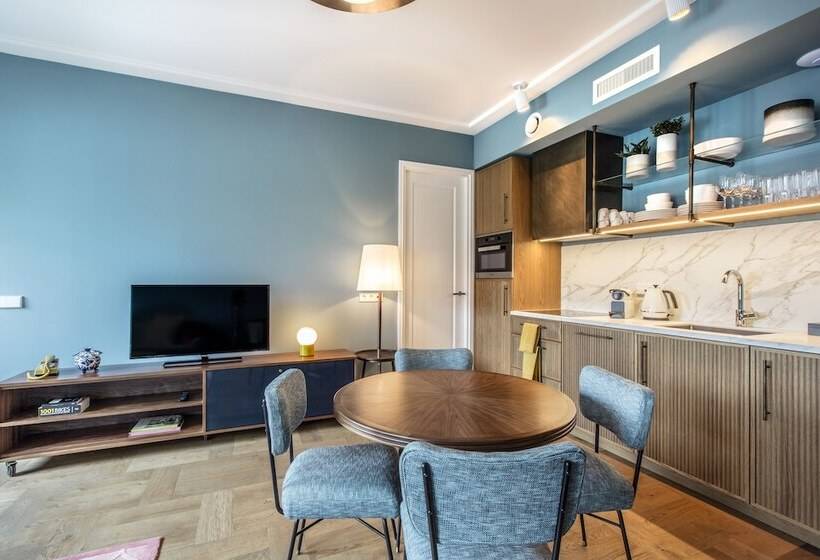 شقة غرفتين, The July   Twenty Eight