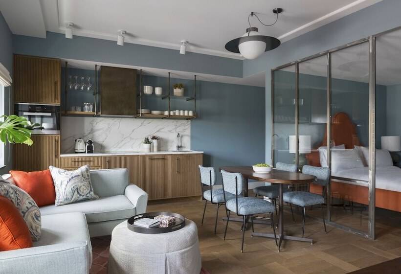 شقة غرفتين, The July   Twenty Eight