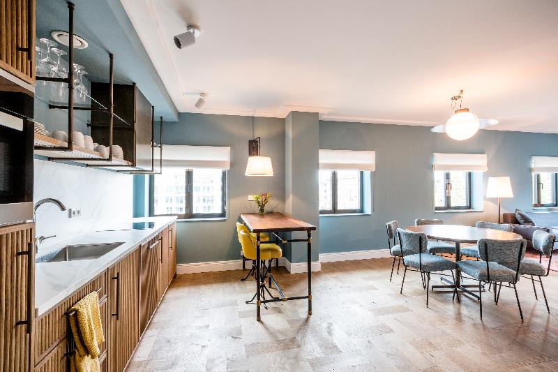 شقة غرفتين, The July   Twenty Eight