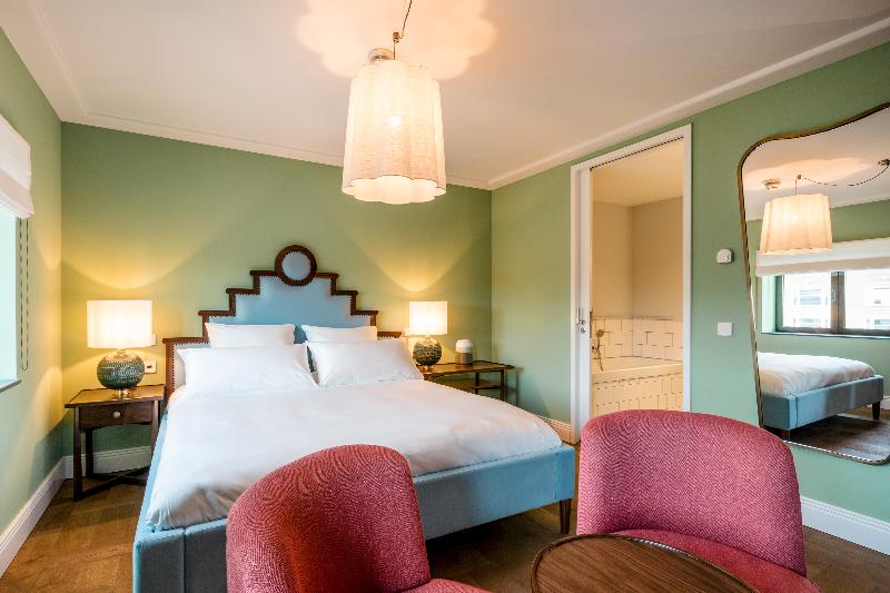 شقة غرفتين, The July   Twenty Eight