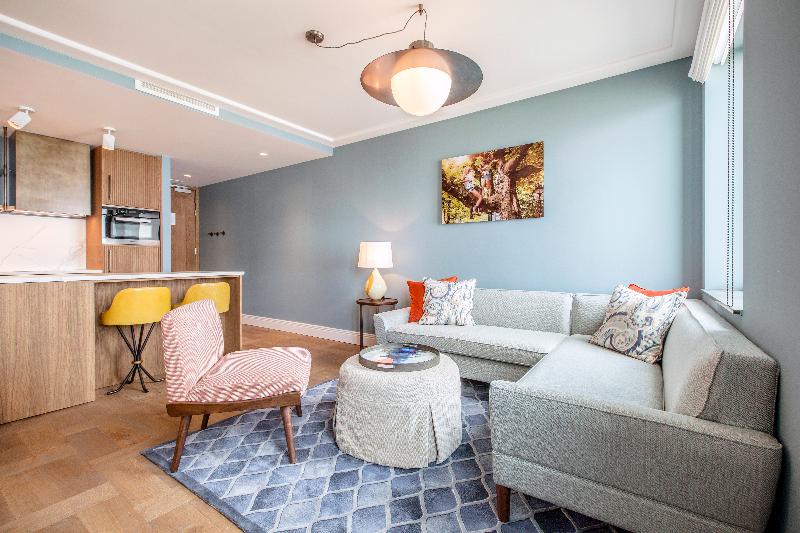 شقة إدارية غرفة واحدة, The July   Twenty Eight