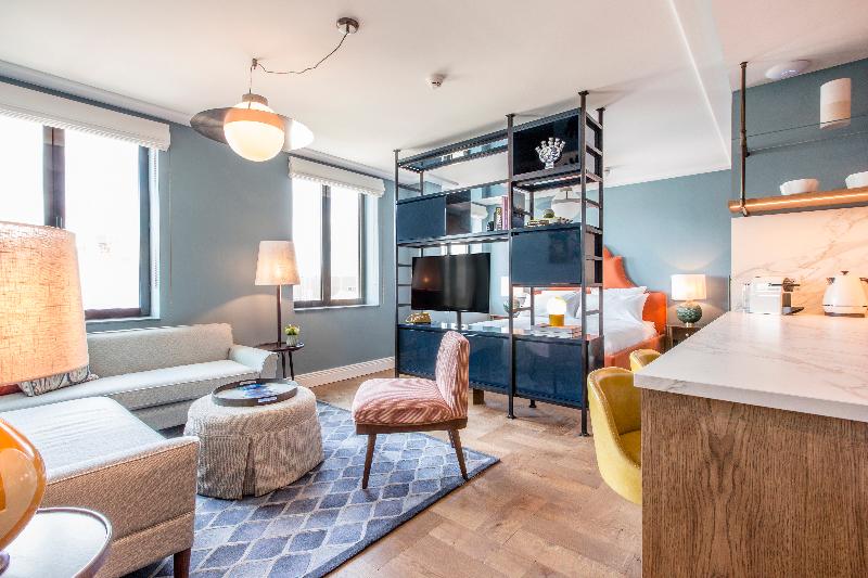 شقة إدارية غرفة واحدة, The July   Twenty Eight