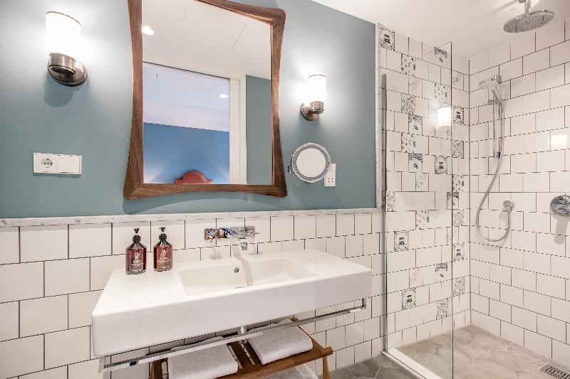 شقة إدارية غرفة واحدة, The July   Twenty Eight