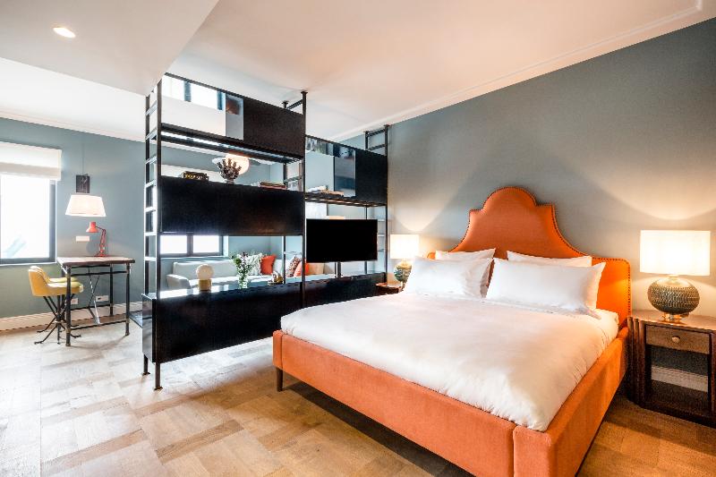 شقة إدارية غرفة واحدة, The July   Twenty Eight