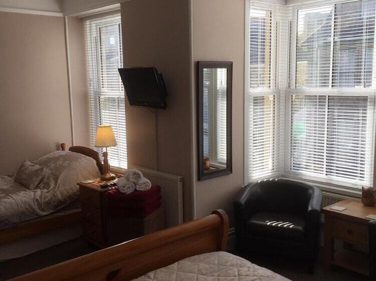 Семейный Номер, Chiverton House Guest Accommodation