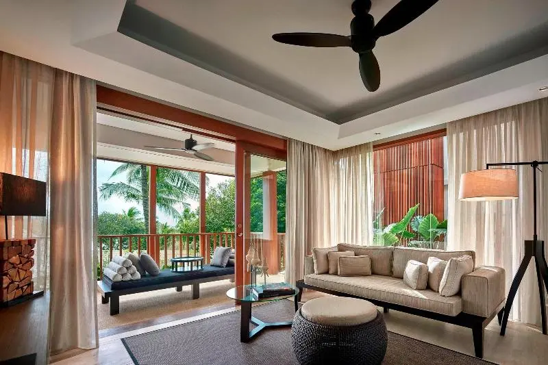 キングサイズベッドのスイートルーム, The Ritz Carlton Koh Samui