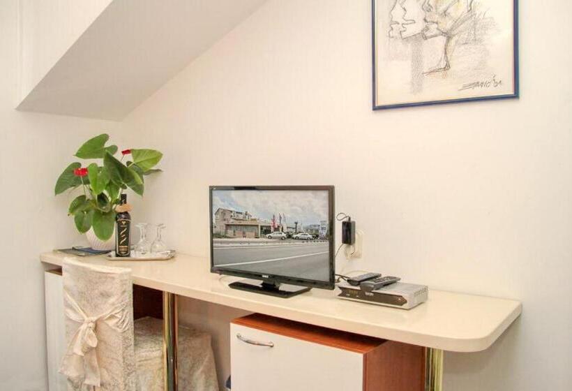 غرفة كمفورت مع بلكونة, Villa Neretva   Metković