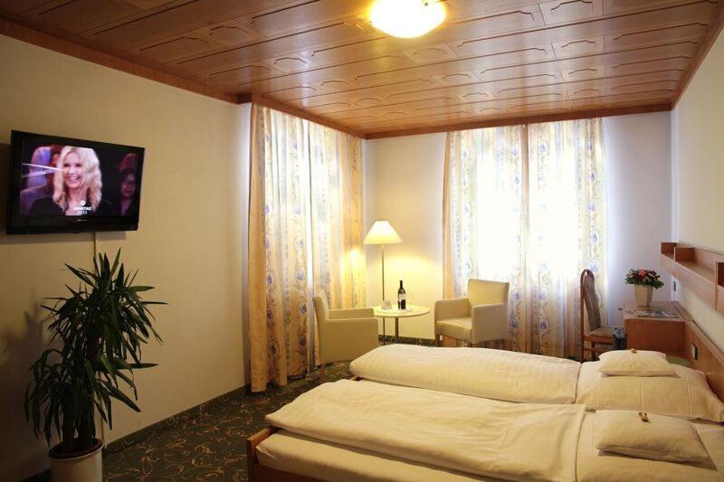 Camera Tripla Standard, Zur Post