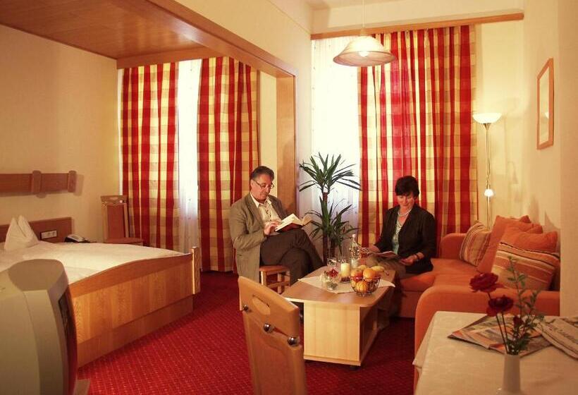 Camera Tripla Standard, Zur Post