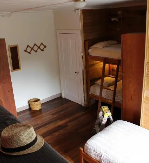 تختخواب در اتاق مشترک, Hostal Compass Del Sur