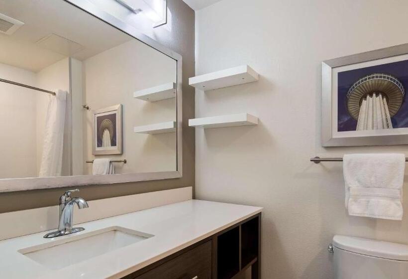 جناح, Best Western Plus Roland Inn & Suites