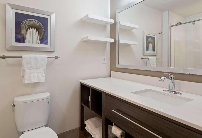 جناح, Best Western Plus Roland Inn & Suites