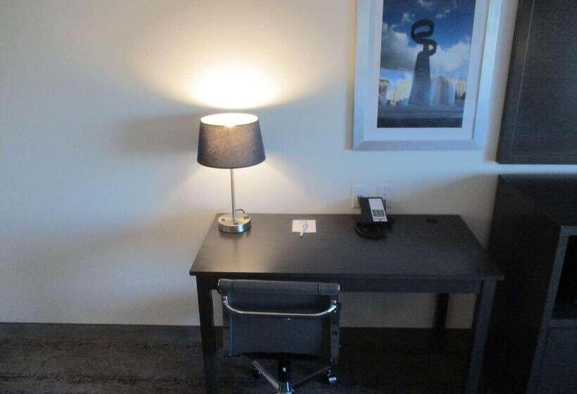 جناح, Best Western Plus Roland Inn & Suites