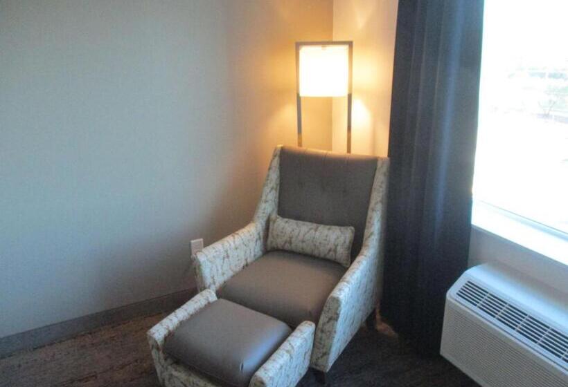 جناح لذوى الاحتياجات الخاصة, Best Western Plus Roland Inn & Suites