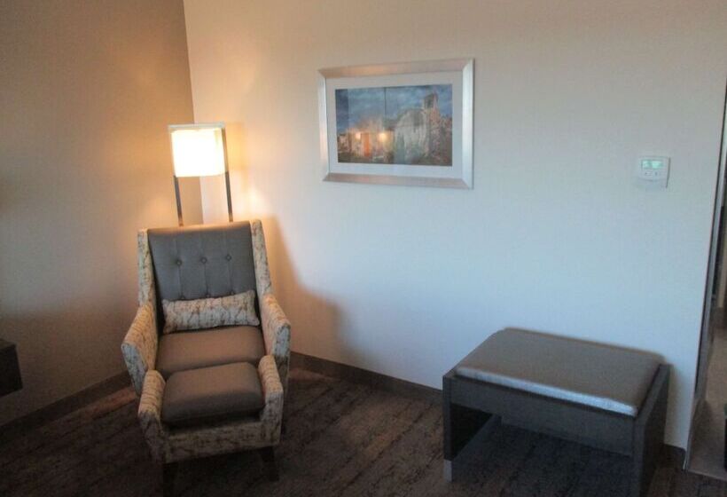 جناح, Best Western Plus Roland Inn & Suites