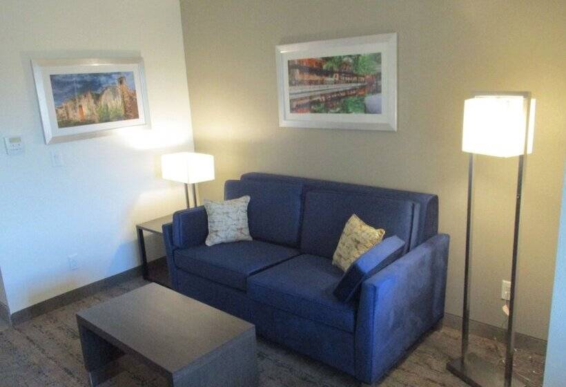 جناح, Best Western Plus Roland Inn & Suites