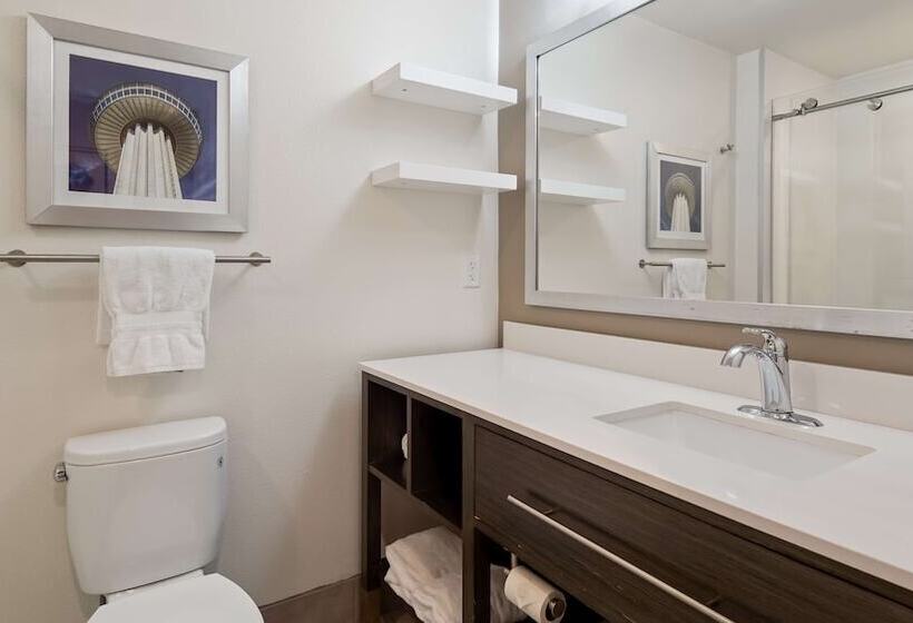 جناح, Best Western Plus Roland Inn & Suites