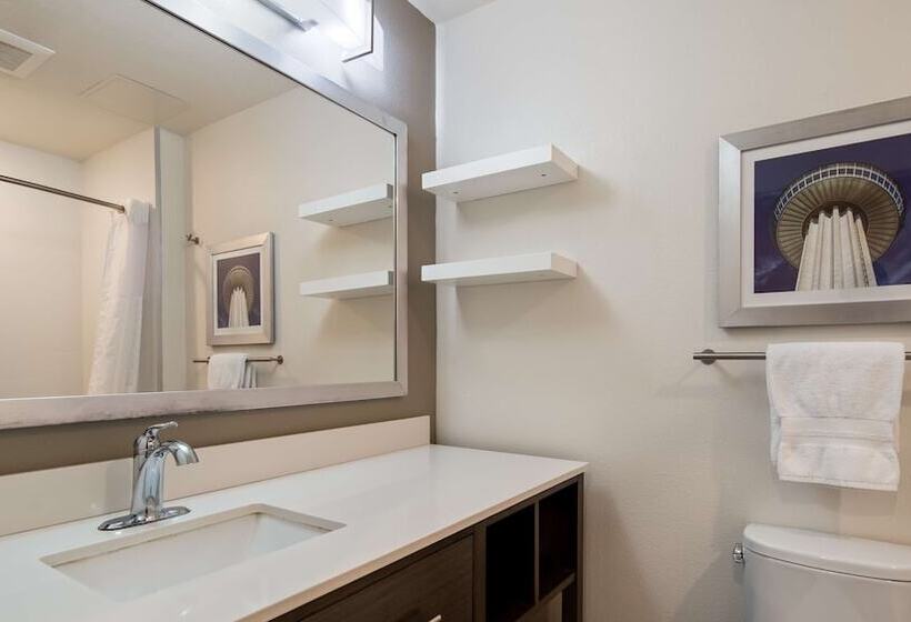 جناح, Best Western Plus Roland Inn & Suites