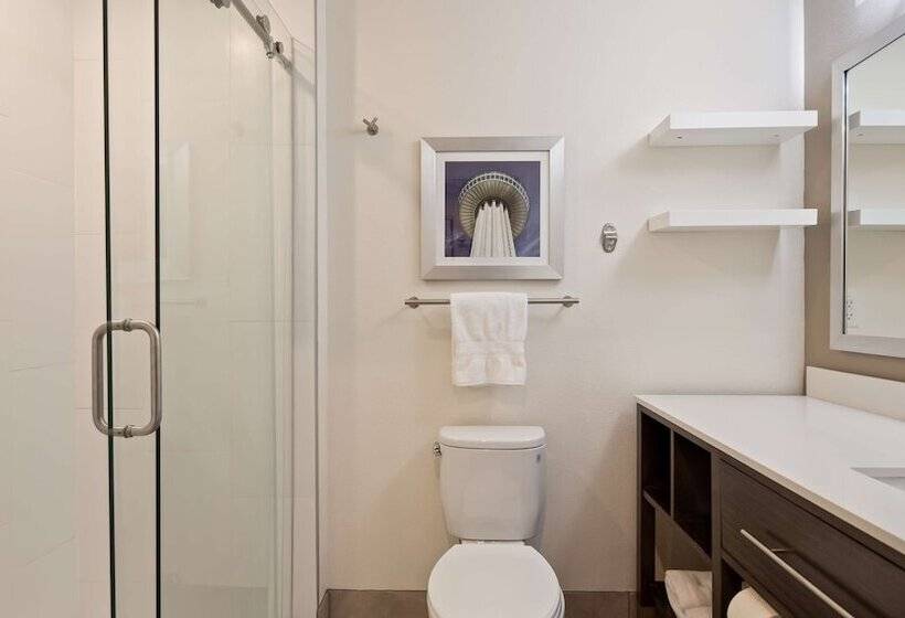 جناح, Best Western Plus Roland Inn & Suites