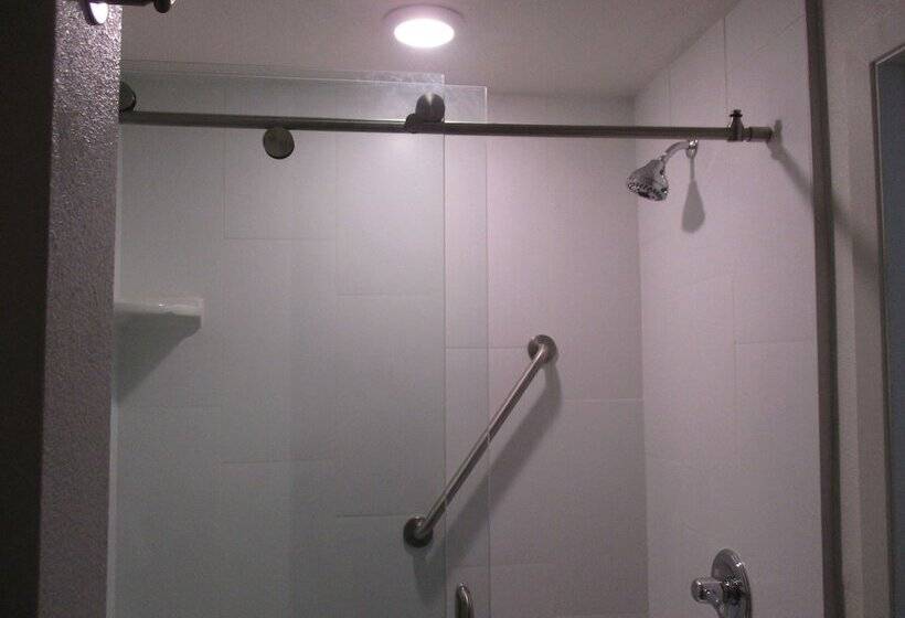 جناح, Best Western Plus Roland Inn & Suites