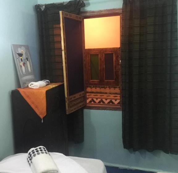 이코노미 룸, Riad Selma