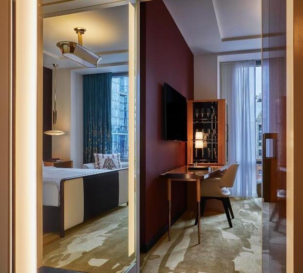 חדר דחוקס עם מיטת קינג, Viceroy Chicago