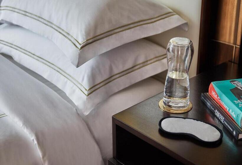 חדר סטנדרט עם מיטת קינג, Viceroy Chicago