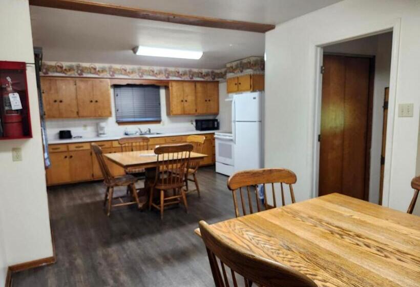 غرفة قياسية ثلاثية, Montauk Lodge