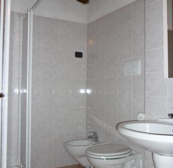 חדר קלאסי לשלושה, La Capannina