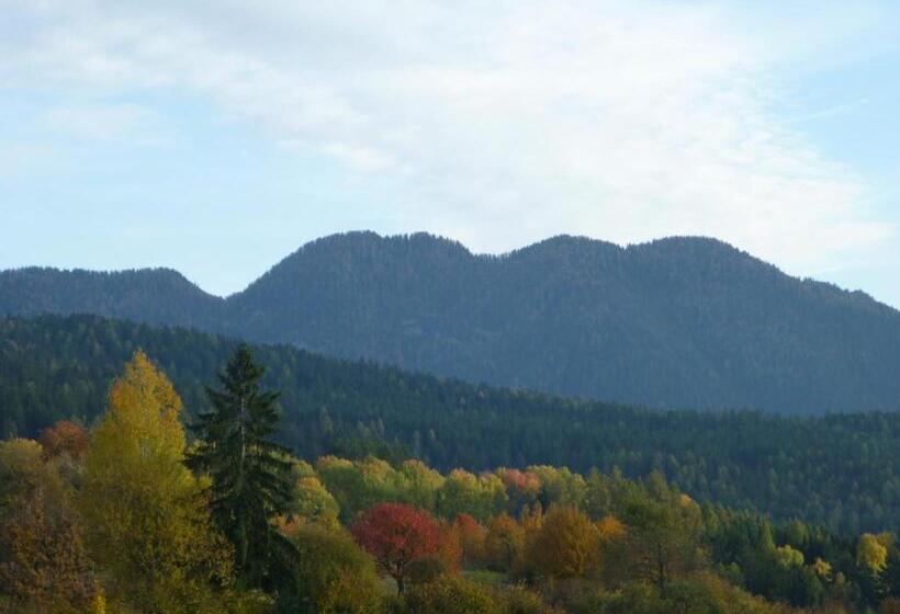 חדר קלאסי לשלושה, La Capannina