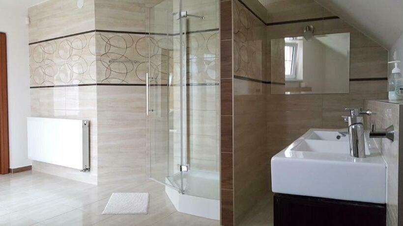 חדר דלוקס לשלושה, Synergy House