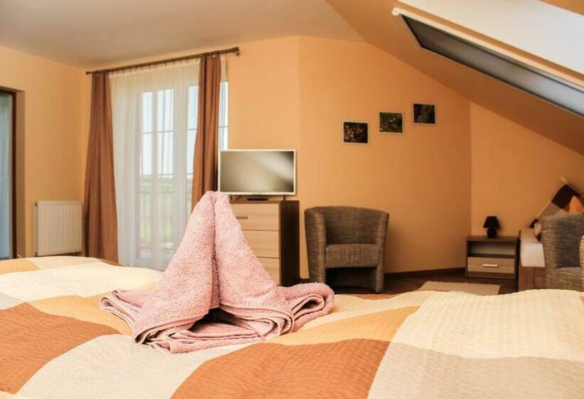 חדר דלוקס לשלושה, Synergy House