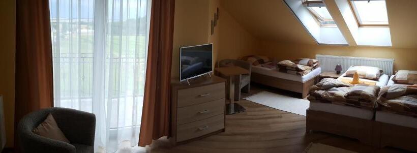 חדר דלוקס לשלושה, Synergy House