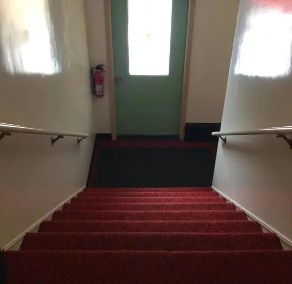 デラックストリプルルーム, Cedars Motel