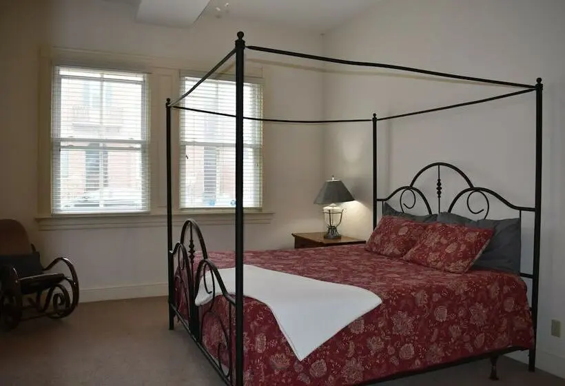 スイート, Hermann Crown Suites