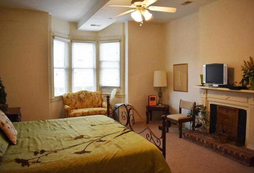 适合残疾人士使用的套间, Hermann Crown Suites