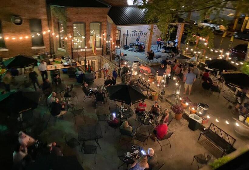 标准三人间, Hermann Crown Suites