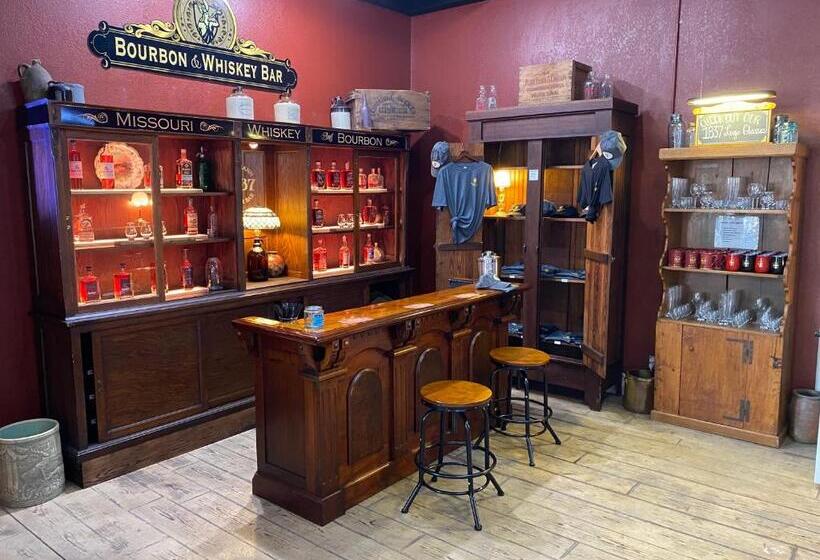 标准三人间, Hermann Crown Suites