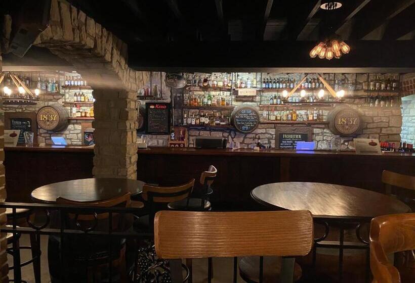 标准三人间, Hermann Crown Suites