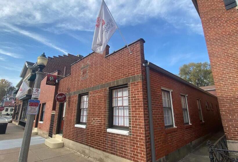 标准三人间, Hermann Crown Suites