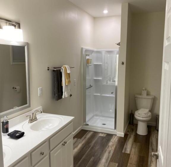 标准三人间, Hermann Crown Suites