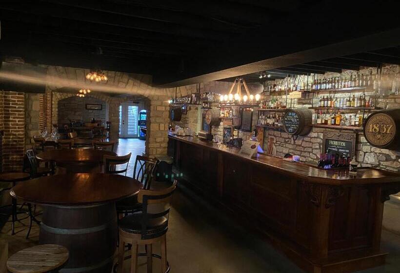 适合残疾人士使用的套间, Hermann Crown Suites