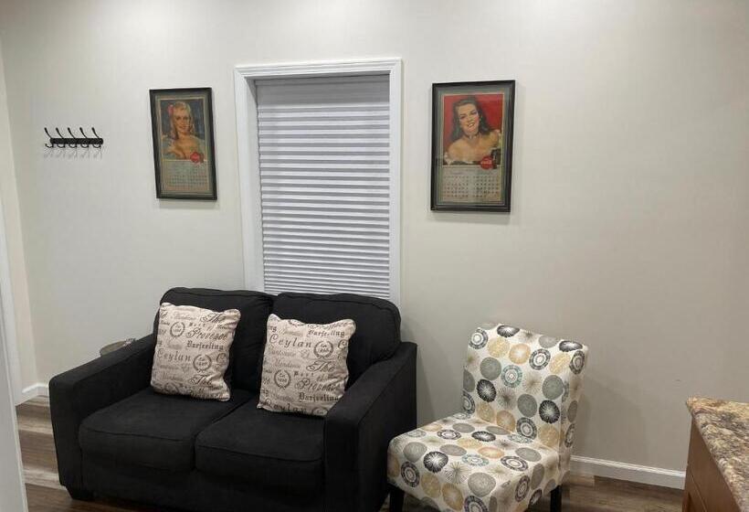 标准三人间, Hermann Crown Suites