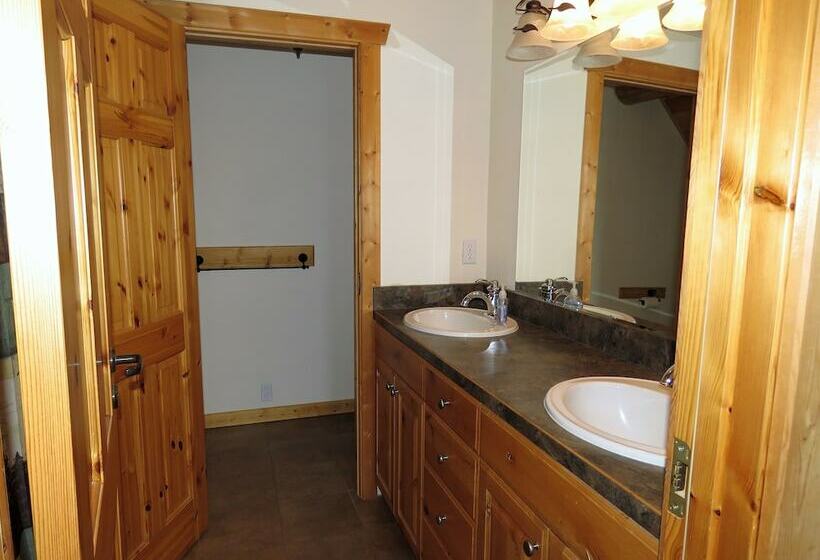 חדר סופריור לשלושה, The Hideaway Lodge