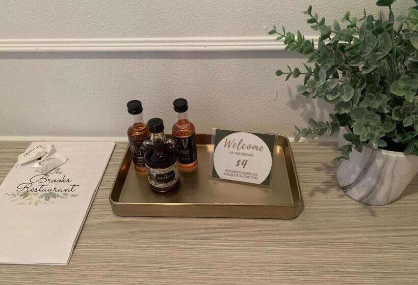 디럭스 스위트 킹 침대, The Brooks Hotel Restaurant And Lounge