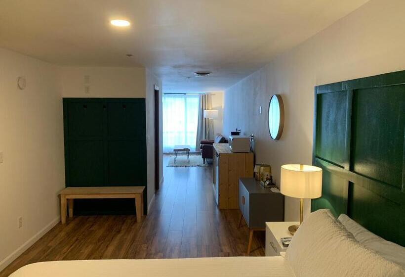 디럭스 스위트 킹 침대, The Brooks Hotel Restaurant And Lounge