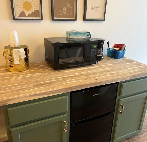 디럭스 스위트 킹 침대, The Brooks Hotel Restaurant And Lounge