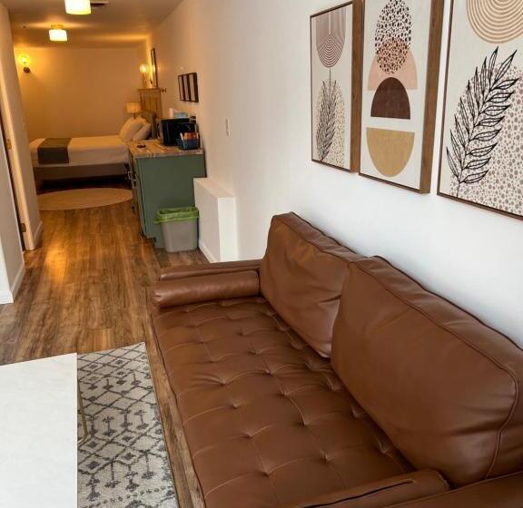 디럭스 스위트 킹 침대, The Brooks Hotel Restaurant And Lounge